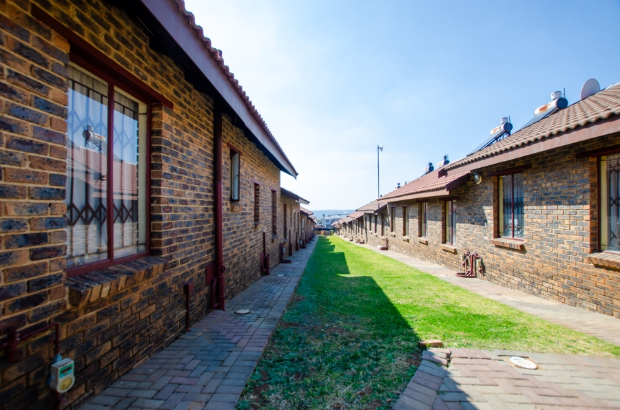 2 Bedroom Property for Sale in Olievenhoutbosch Gauteng