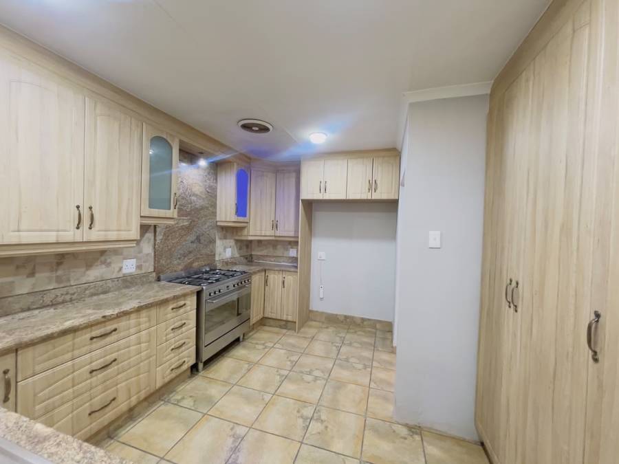 To Let 4 Bedroom Property for Rent in Rooihuiskraal Gauteng