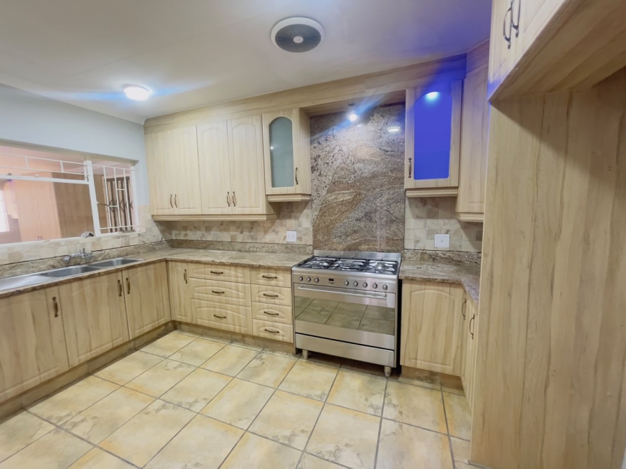 To Let 4 Bedroom Property for Rent in Rooihuiskraal Gauteng