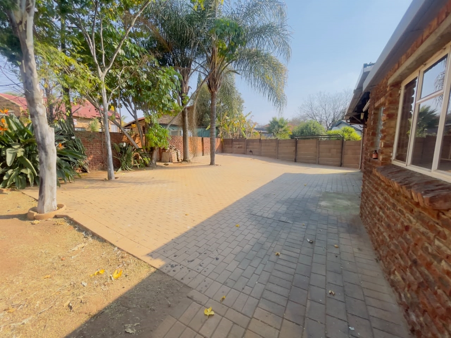 To Let 4 Bedroom Property for Rent in Rooihuiskraal Gauteng
