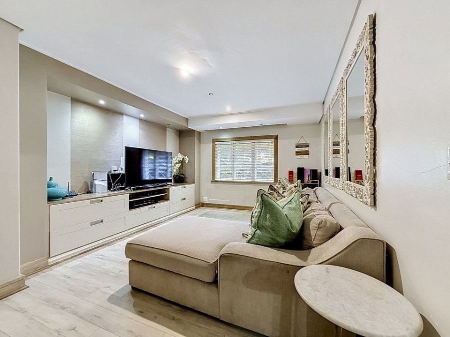 5 Bedroom Property for Sale in Silver Lakes Golf Estate Gauteng