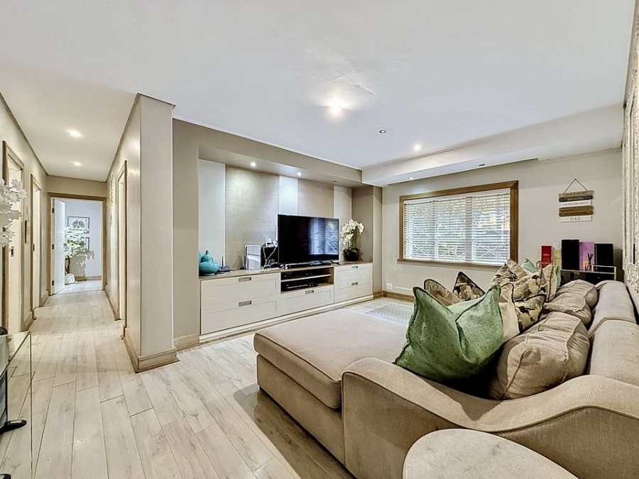 5 Bedroom Property for Sale in Silver Lakes Golf Estate Gauteng