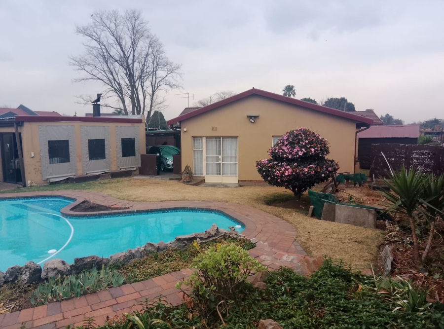 4 Bedroom Property for Sale in Lodeyko Gauteng