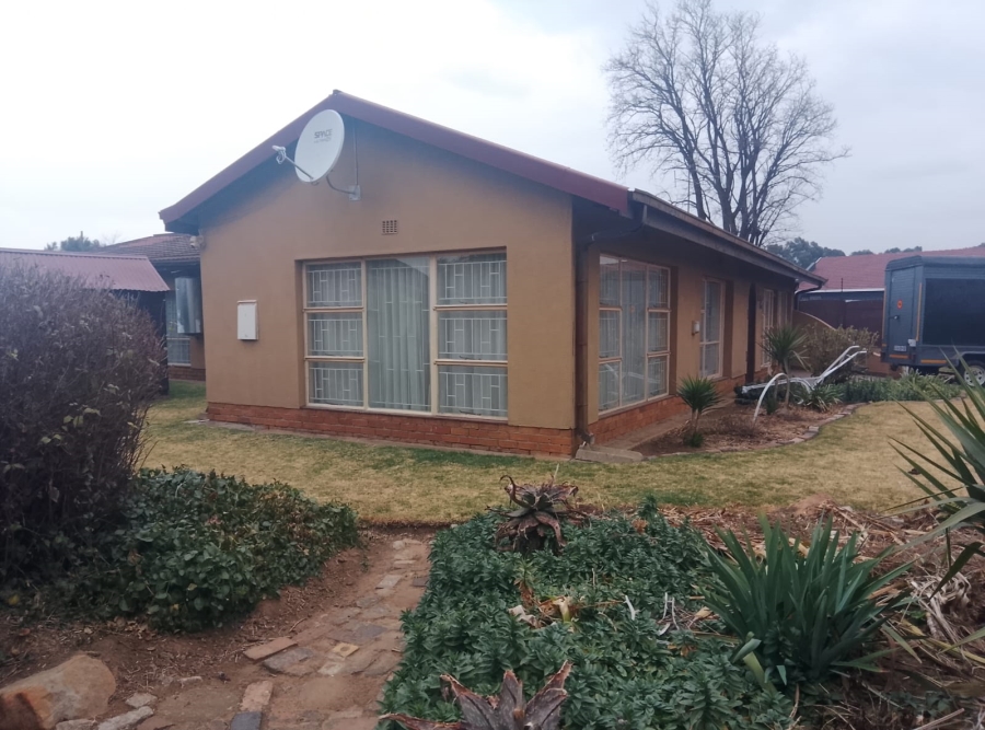 4 Bedroom Property for Sale in Lodeyko Gauteng
