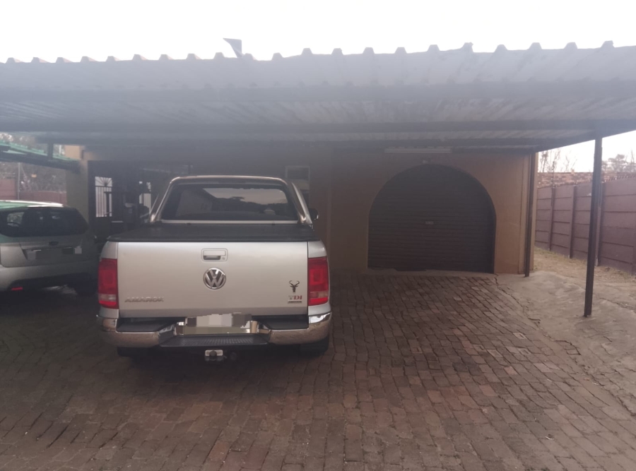 4 Bedroom Property for Sale in Lodeyko Gauteng
