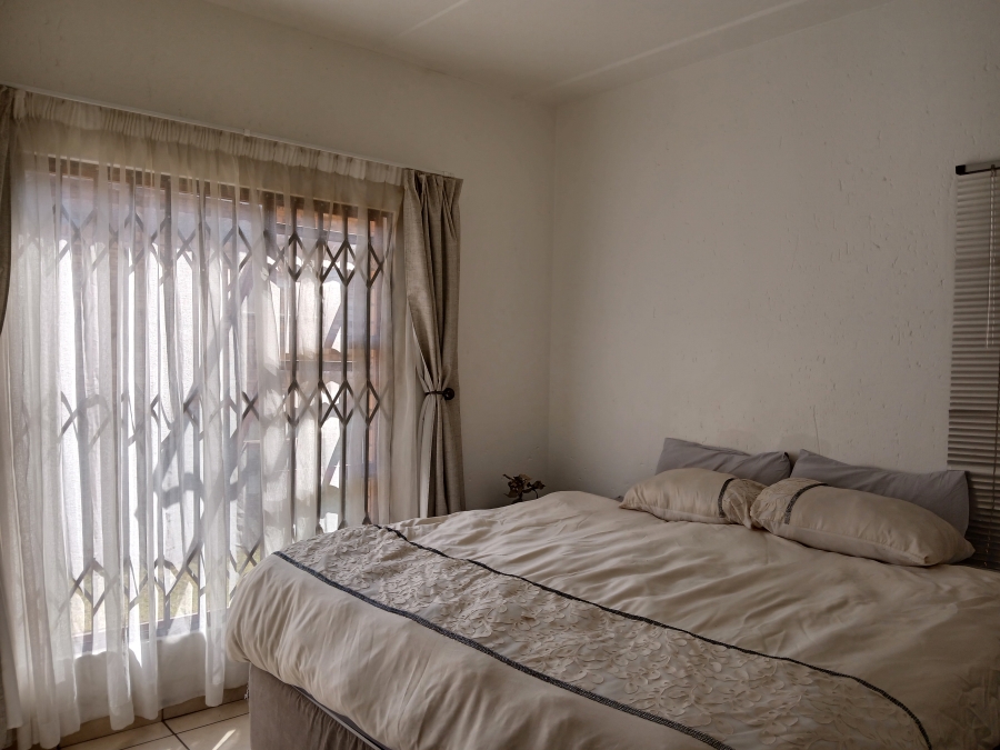 To Let 3 Bedroom Property for Rent in Honeydew Grove Gauteng