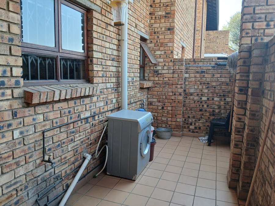 To Let 3 Bedroom Property for Rent in Honeydew Grove Gauteng
