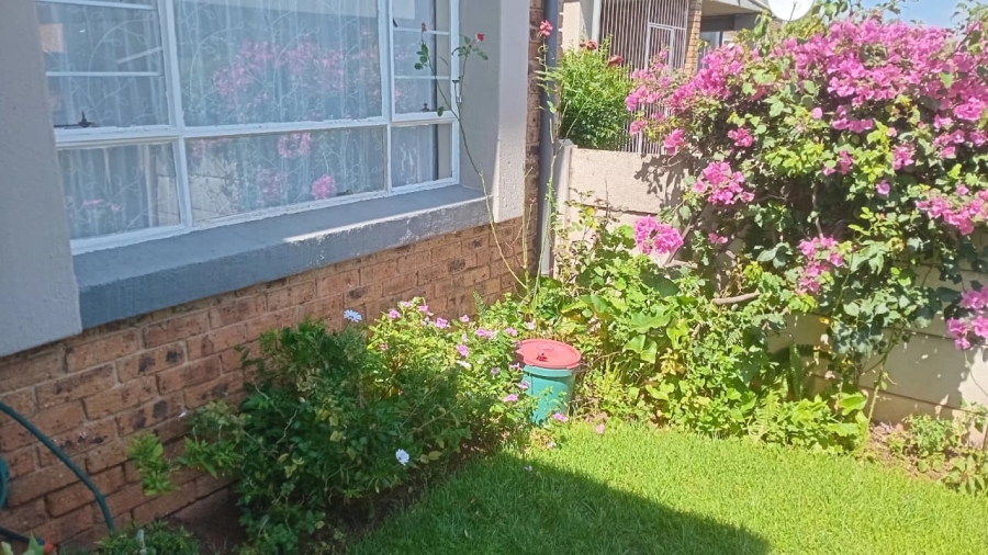 2 Bedroom Property for Sale in Glen Marais Gauteng
