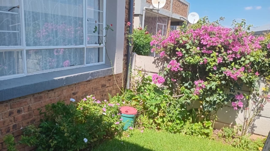 2 Bedroom Property for Sale in Glen Marais Gauteng