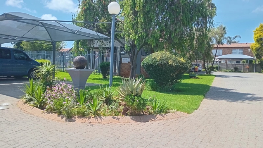 2 Bedroom Property for Sale in Glen Marais Gauteng