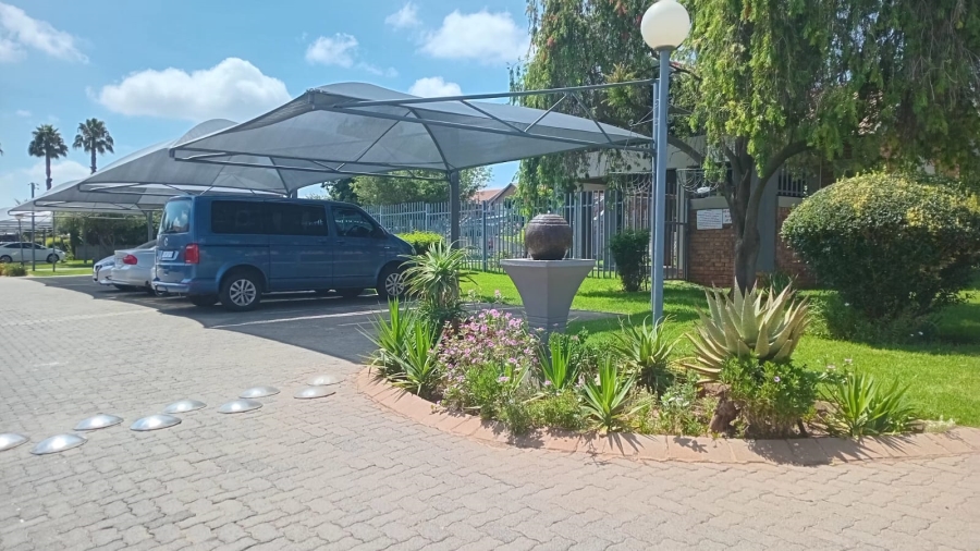 2 Bedroom Property for Sale in Glen Marais Gauteng