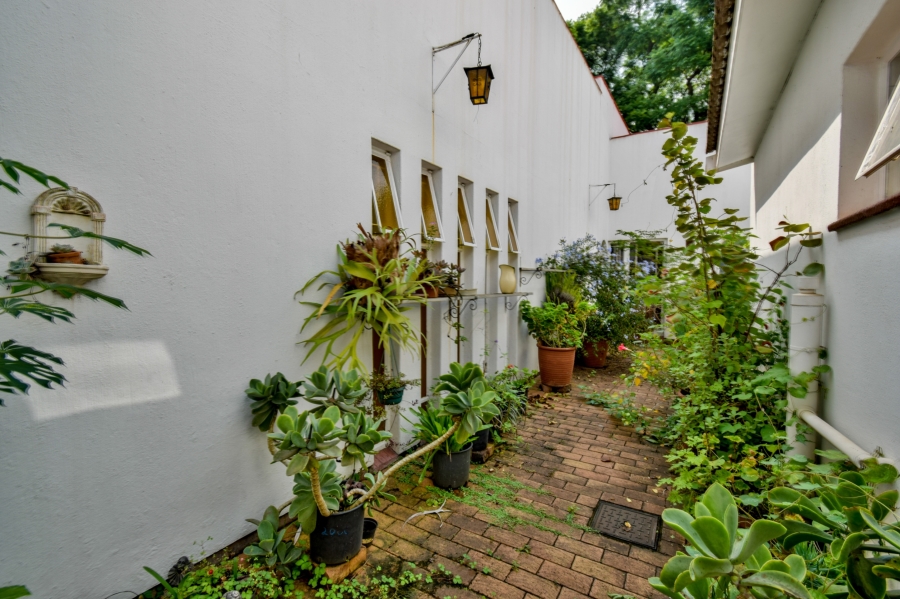 9 Bedroom Property for Sale in Nieuw Muckleneuk Gauteng