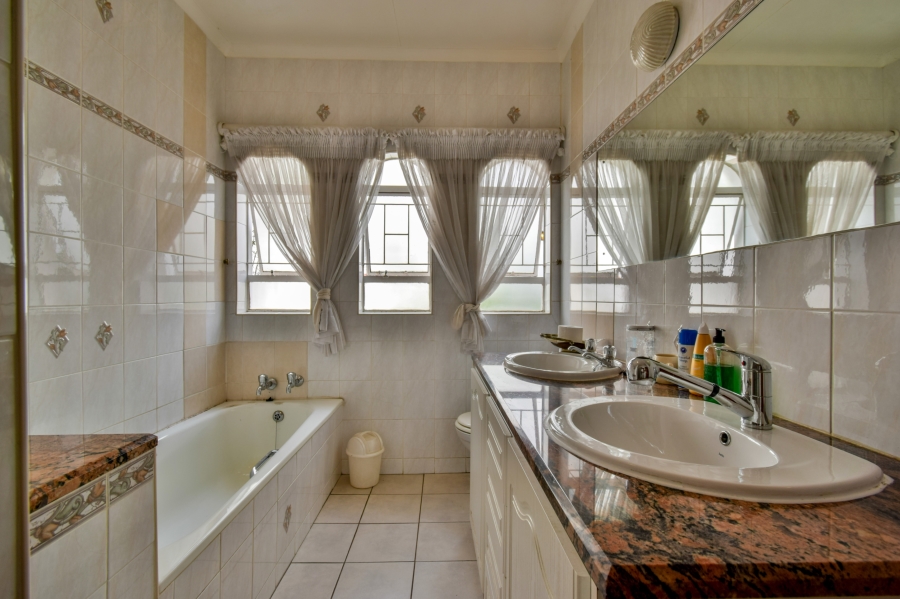 9 Bedroom Property for Sale in Nieuw Muckleneuk Gauteng