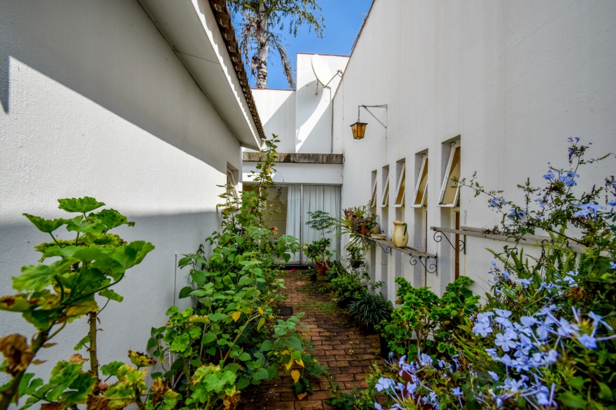 9 Bedroom Property for Sale in Nieuw Muckleneuk Gauteng