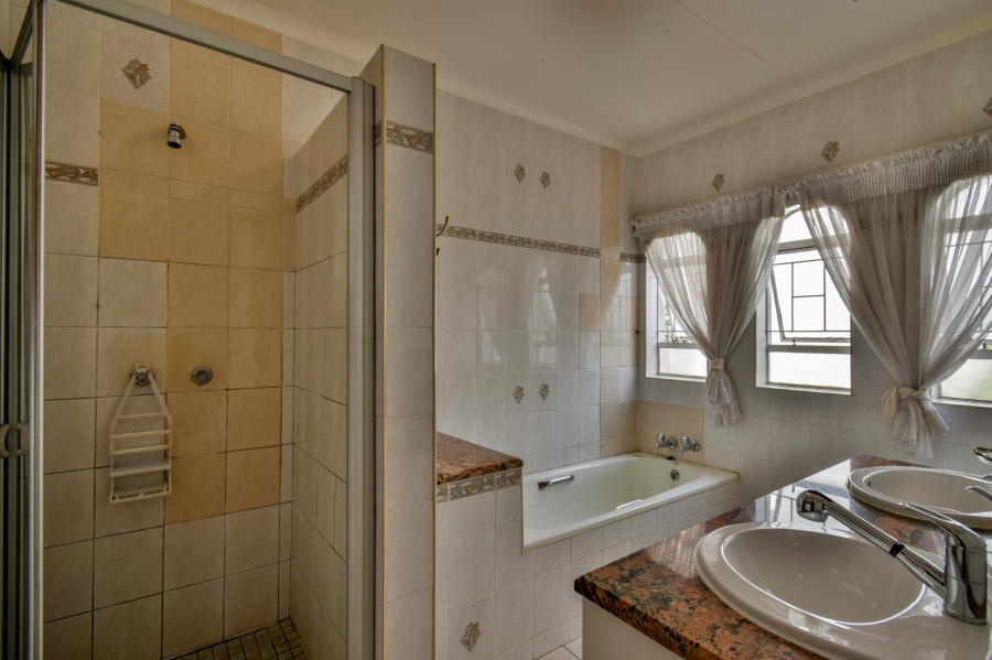9 Bedroom Property for Sale in Nieuw Muckleneuk Gauteng
