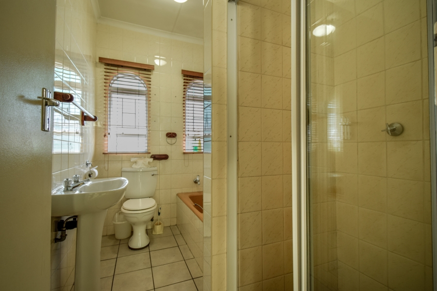 9 Bedroom Property for Sale in Nieuw Muckleneuk Gauteng