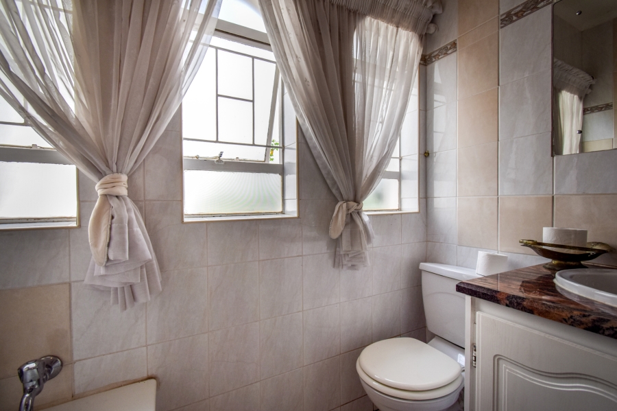 9 Bedroom Property for Sale in Nieuw Muckleneuk Gauteng