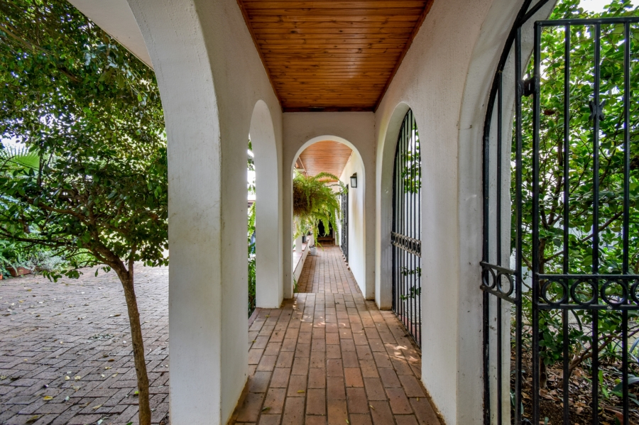 9 Bedroom Property for Sale in Nieuw Muckleneuk Gauteng