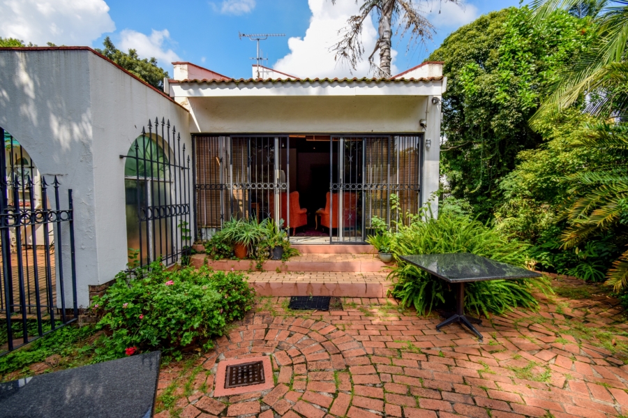 9 Bedroom Property for Sale in Nieuw Muckleneuk Gauteng