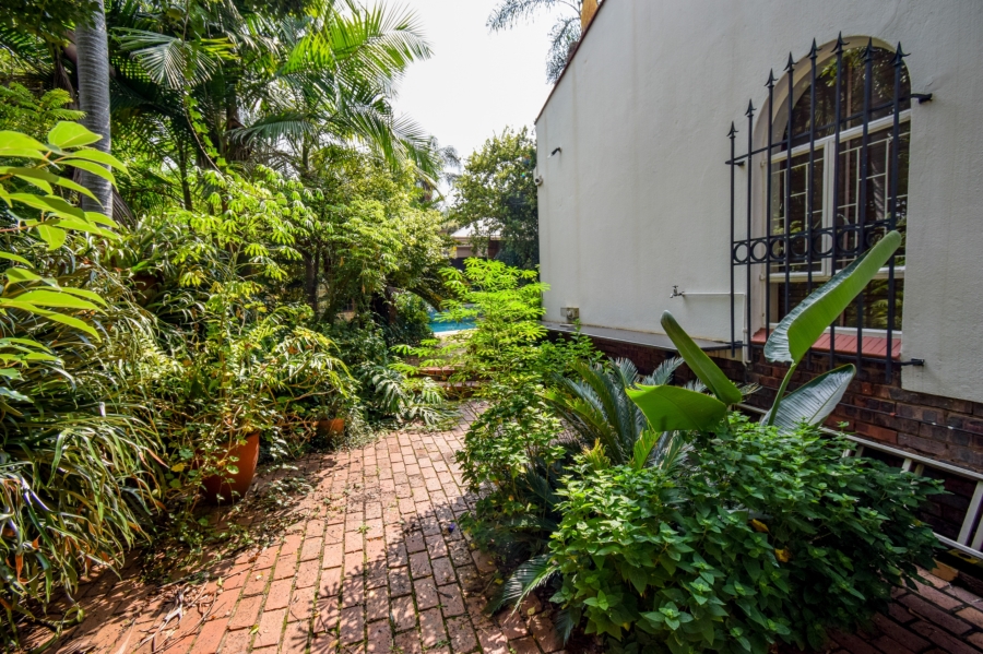 9 Bedroom Property for Sale in Nieuw Muckleneuk Gauteng