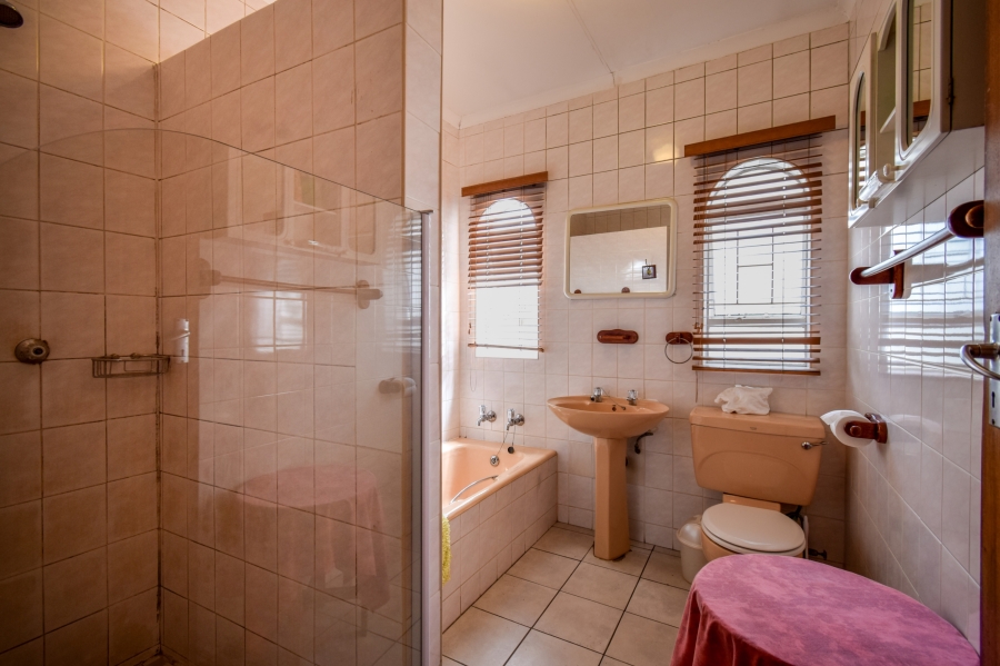 9 Bedroom Property for Sale in Nieuw Muckleneuk Gauteng