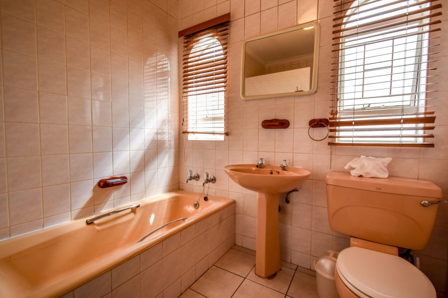 9 Bedroom Property for Sale in Nieuw Muckleneuk Gauteng