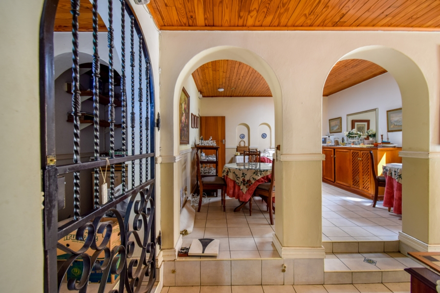 9 Bedroom Property for Sale in Nieuw Muckleneuk Gauteng