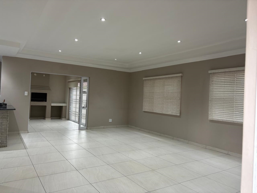 To Let 2 Bedroom Property for Rent in Waverley Gauteng