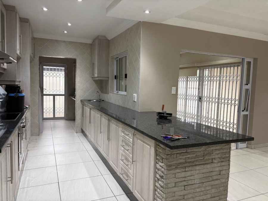 To Let 2 Bedroom Property for Rent in Waverley Gauteng
