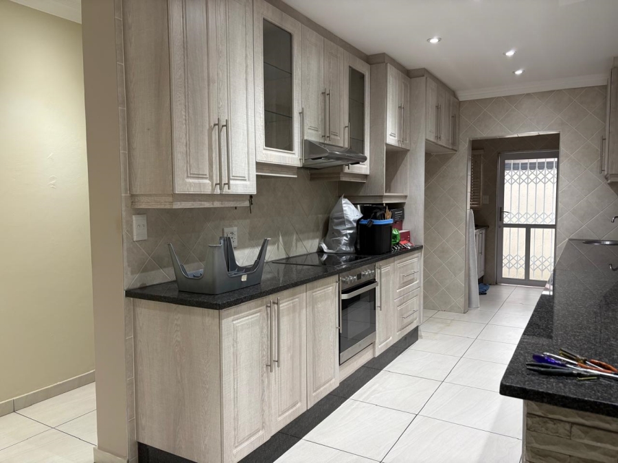 To Let 2 Bedroom Property for Rent in Waverley Gauteng