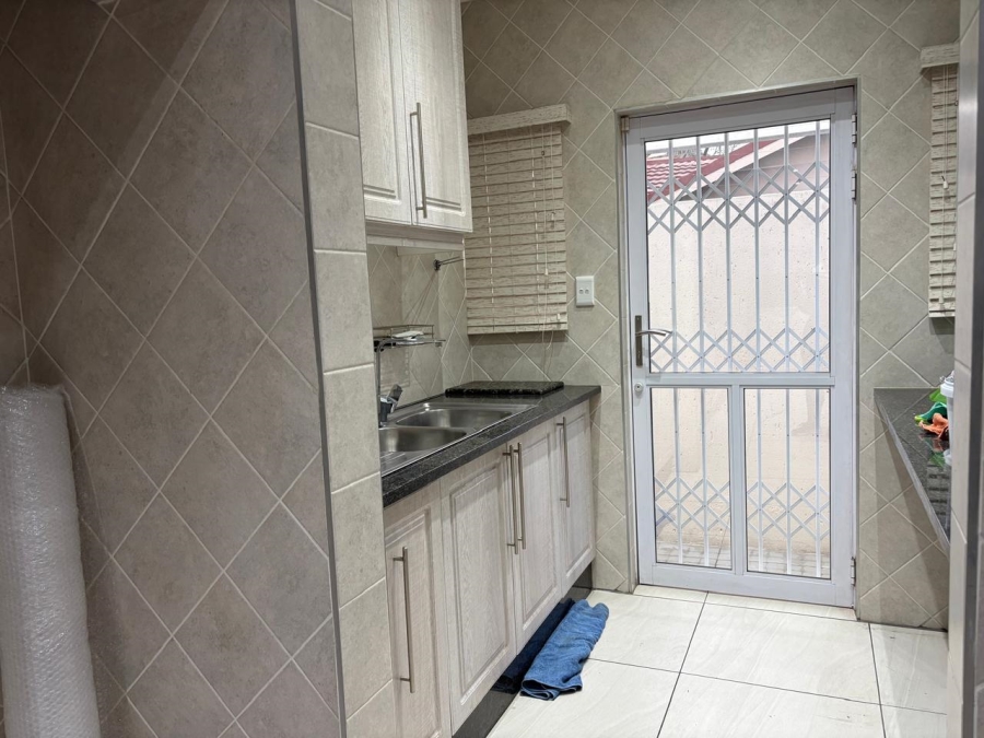To Let 2 Bedroom Property for Rent in Waverley Gauteng