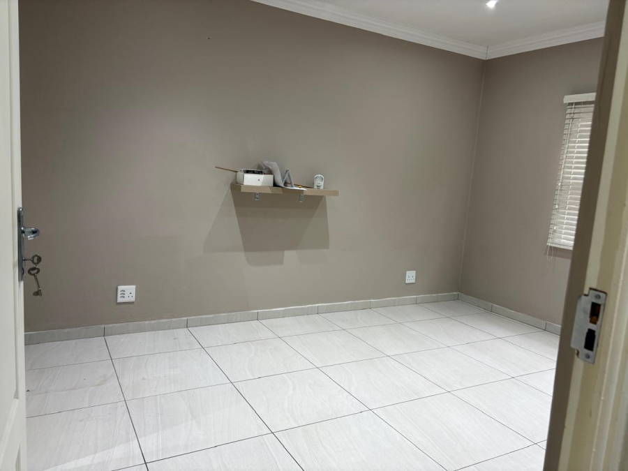 To Let 2 Bedroom Property for Rent in Waverley Gauteng