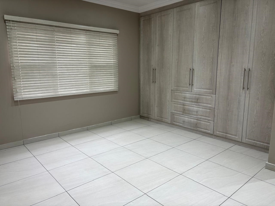 To Let 2 Bedroom Property for Rent in Waverley Gauteng