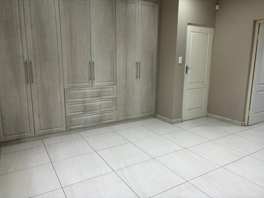 To Let 2 Bedroom Property for Rent in Waverley Gauteng