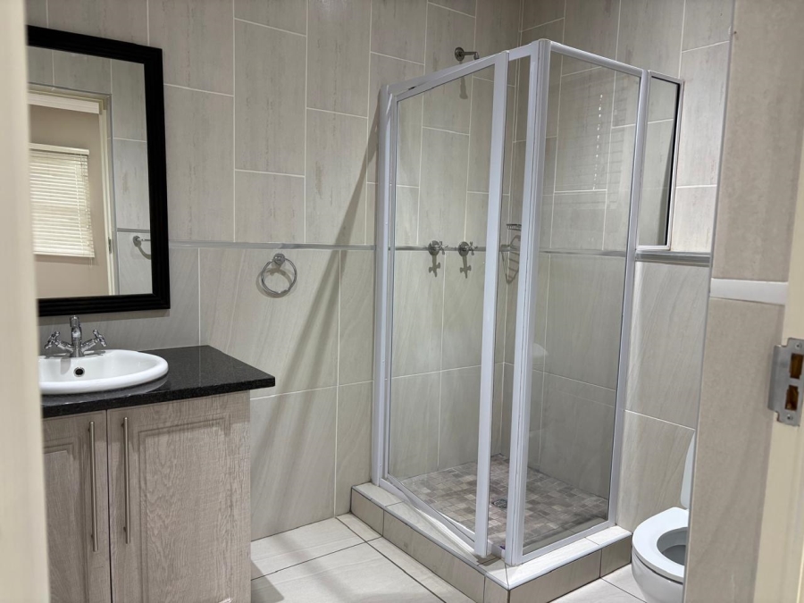 To Let 2 Bedroom Property for Rent in Waverley Gauteng