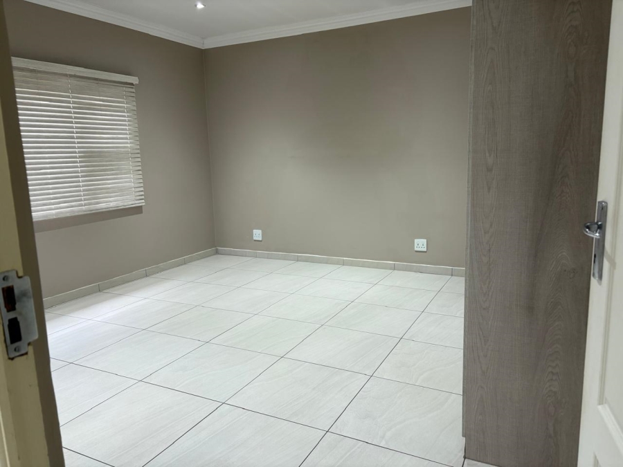 To Let 2 Bedroom Property for Rent in Waverley Gauteng