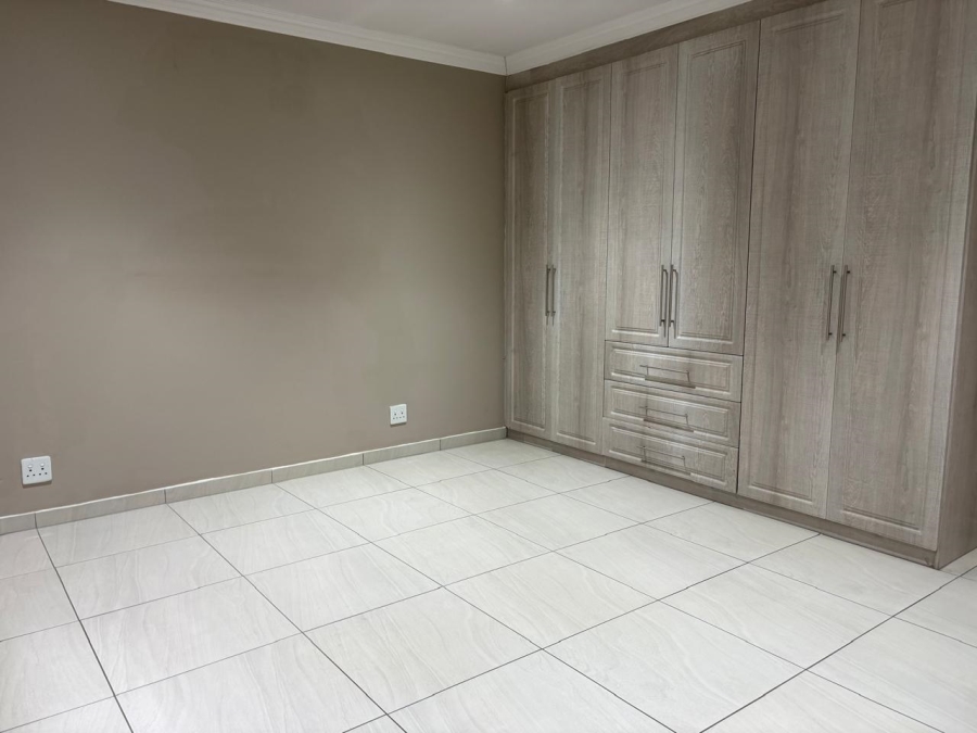 To Let 2 Bedroom Property for Rent in Waverley Gauteng