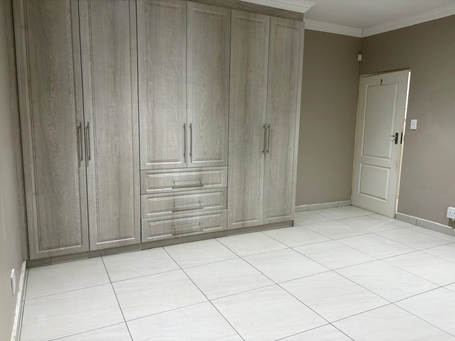 To Let 2 Bedroom Property for Rent in Waverley Gauteng