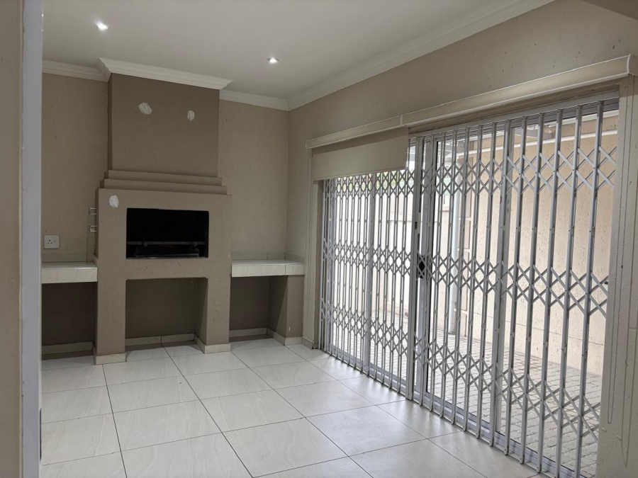 To Let 2 Bedroom Property for Rent in Waverley Gauteng