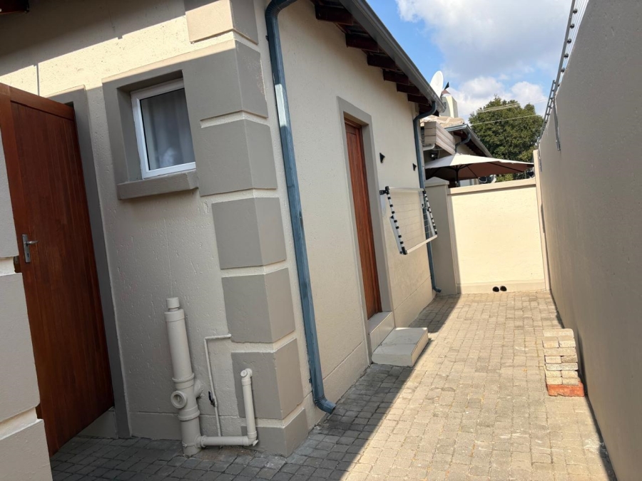 To Let 2 Bedroom Property for Rent in Waverley Gauteng