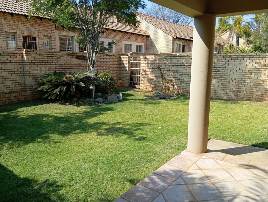 2 Bedroom Property for Sale in Die Hoewes Gauteng