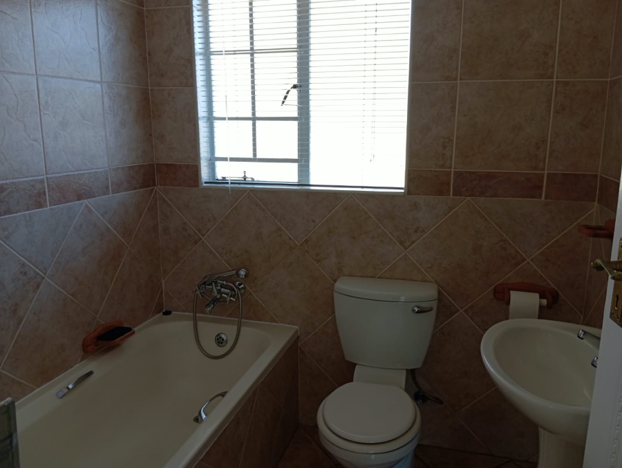 2 Bedroom Property for Sale in Die Hoewes Gauteng