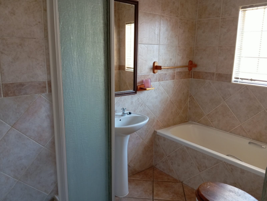 2 Bedroom Property for Sale in Die Hoewes Gauteng