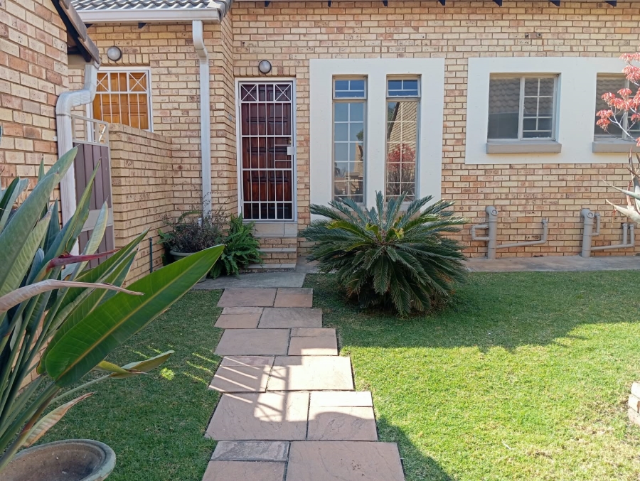 2 Bedroom Property for Sale in Die Hoewes Gauteng