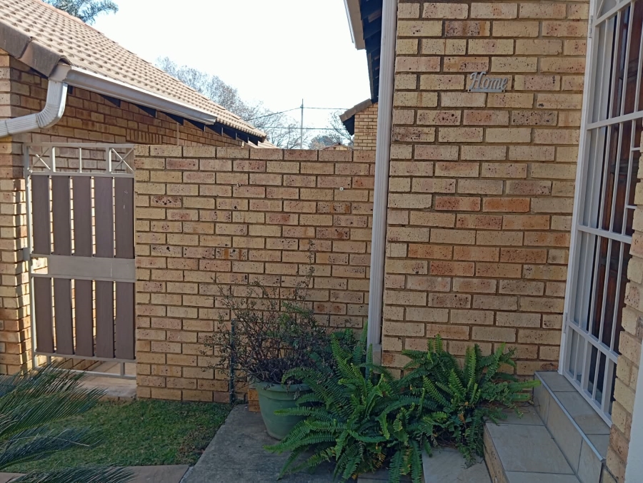 2 Bedroom Property for Sale in Die Hoewes Gauteng