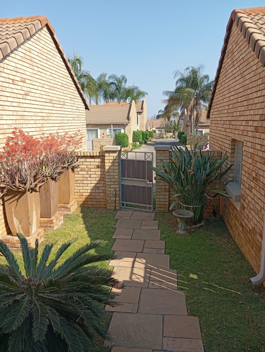 2 Bedroom Property for Sale in Die Hoewes Gauteng