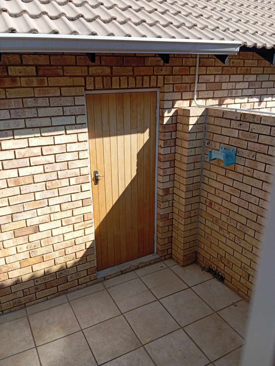 2 Bedroom Property for Sale in Die Hoewes Gauteng