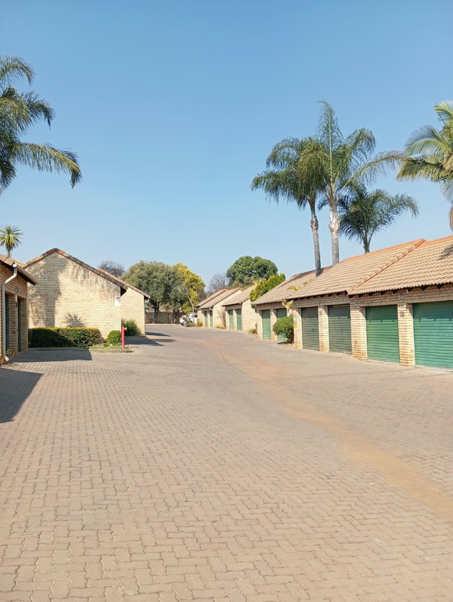 2 Bedroom Property for Sale in Die Hoewes Gauteng