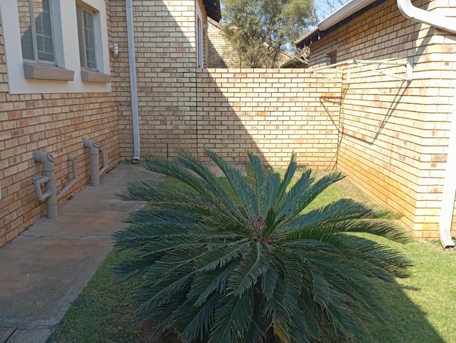 2 Bedroom Property for Sale in Die Hoewes Gauteng