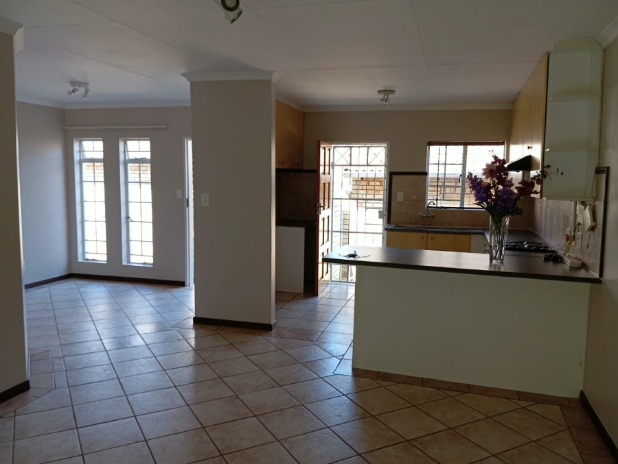 2 Bedroom Property for Sale in Die Hoewes Gauteng